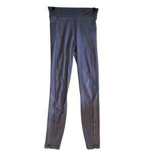 Fabletics Spin Leggings in color Mauve. Size XS